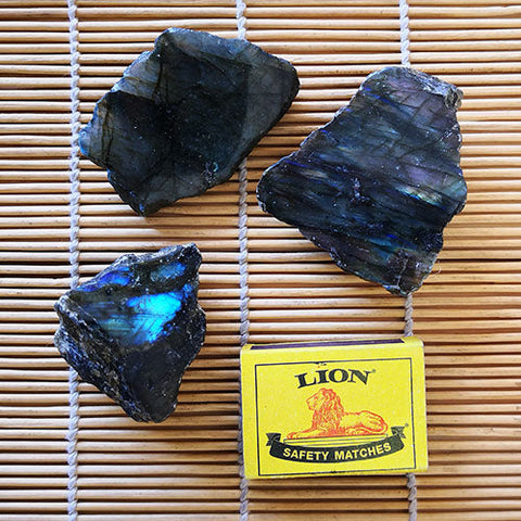 Labradorite_-_Rough_2.jpg